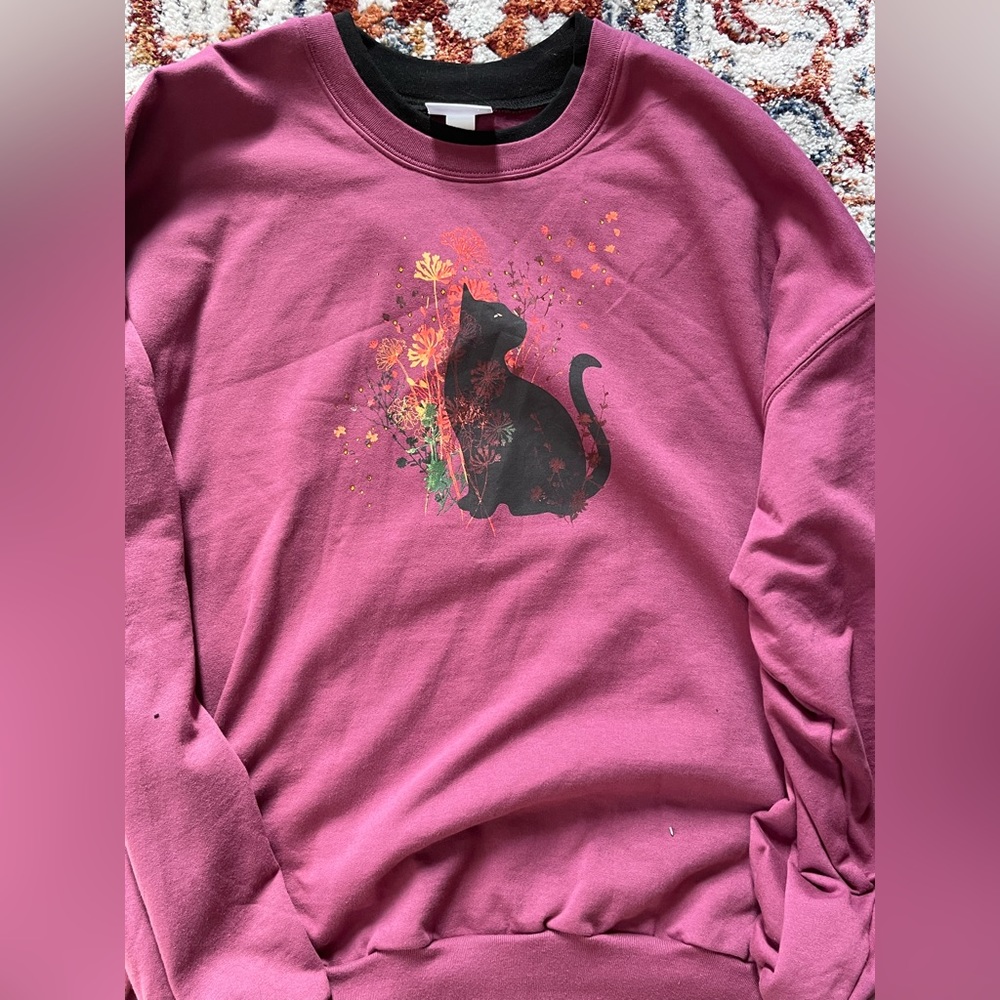 maroon sweater with black cat